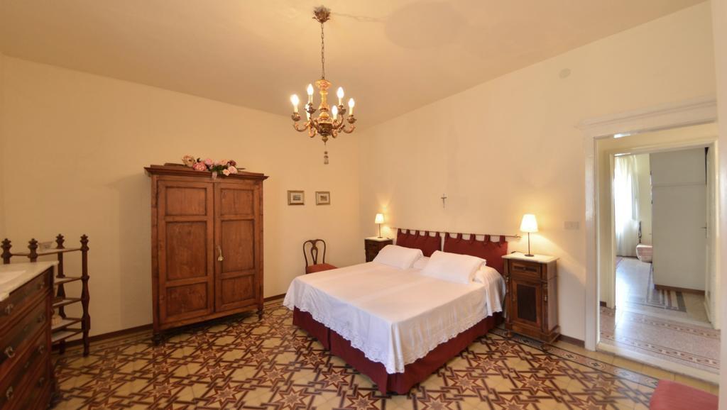 Villa Buonaparte San Miniato Szoba fotó